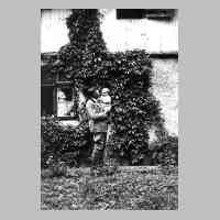 081-0048 Ernst Steppat im Garten vor seinem Haus.jpg